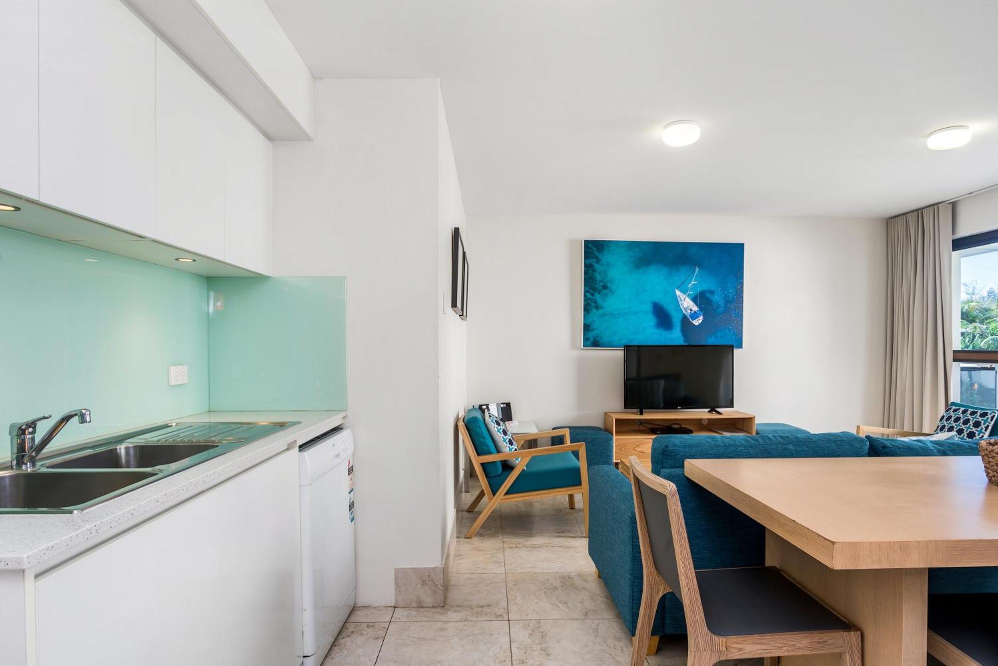 Bayview Beachfront Apartments, In Town Right On The Beach Байрън Бей Екстериор снимка